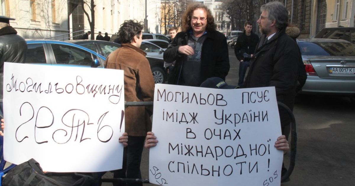 Під вікнами Януковича активісти cпалили паперового Могильова / © bilozerska.livejournal.com