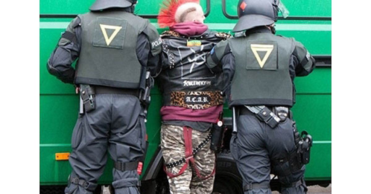Німеччина, Берлін. Мліція затримує учасника акції протесту проти виселення молоді зі сквоту на Liebigstrasse, 14, у Берліні. Після тривалої боротьби між мешканцями будинку та його власником влада ухвалила рішення відселити з нього людей, які захопили будинок на початку 1990-х рр.. / © AFP