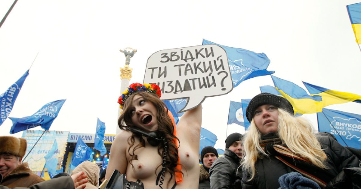 Оголені дівчата з руху FEMEN під час акції Партії регіонів у Києві звернулися зі своїм питанням до президента Віктора Януковича / © femen.livejournal.com