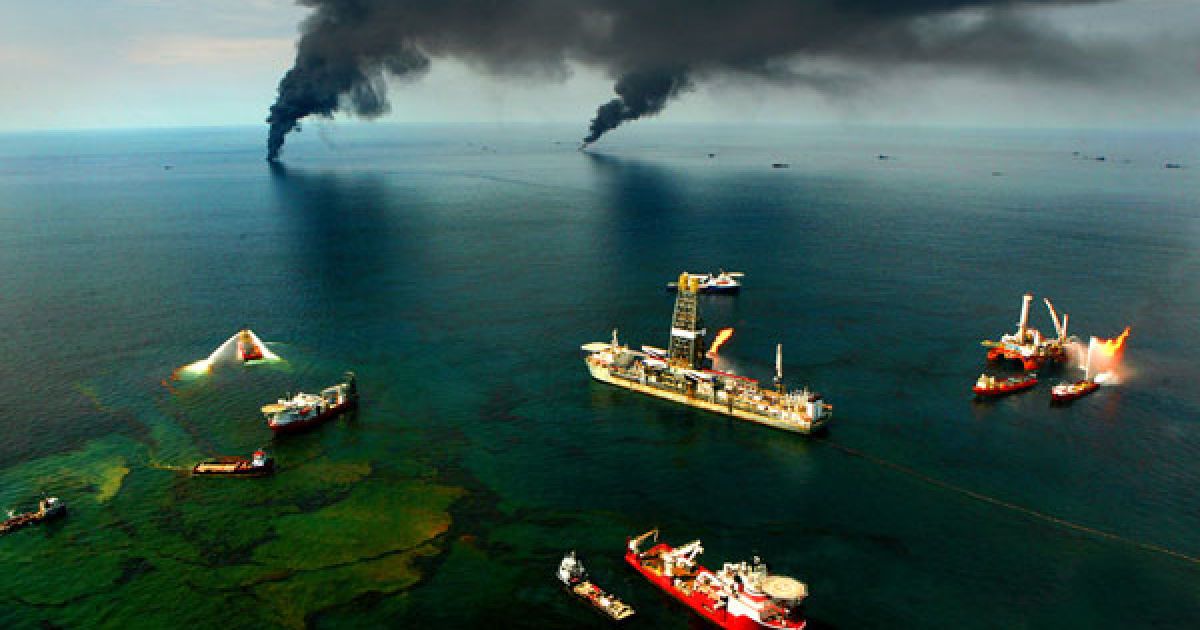 Нафта горить поблизу вишки "Deepwater Horizon", зруйнованої вибухом. (Carolyn Cole/Los Angeles Times) / © Los Angeles Times