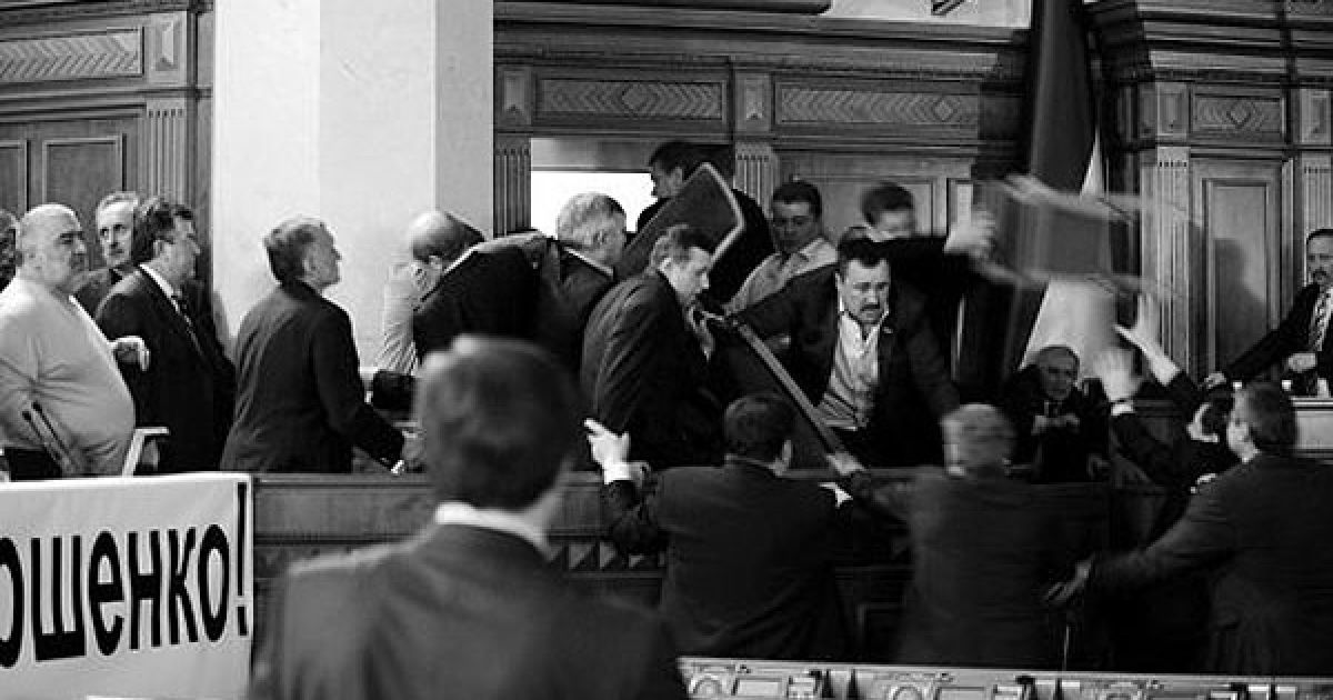 Ввечері у Верховній раді відбулася бійка між депутатами від "БЮТ-Батьківщина" та Партії регіонів. Регіонали pахопили президію парламенту, потім у Раді вимкнули світло, і депутати почали бити один одного стільцями. / © УНІАН
