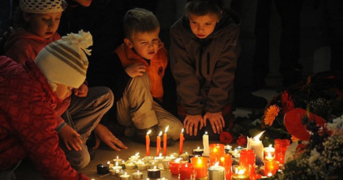 Чехія, Прага. Діти запалюють свічки перед меморіалом студентам у Празі. В Чехії відзначили 21-у річницю Оксамитової революції, мирного перевороту, який повалив комунізм у Чехословаччині. / © AFP