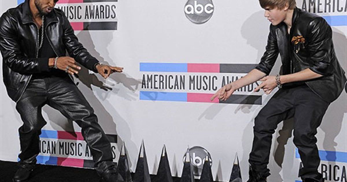 Співак Ашер і Джастін Бібер на American Music Awards 2010 / © AFP
