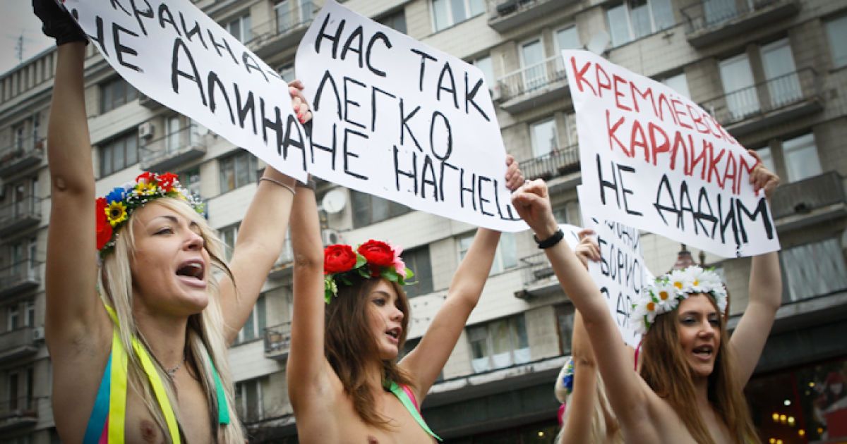 Активістки жіночого руху FEMEN влаштували біля пам&rsquo;ятника Леніну в центрі Києва топлес-акцію "Україна - не Аліна" проти візиту до України прем'єр-міністра Росії Володимира Путіна. / © femen.livejournal.com