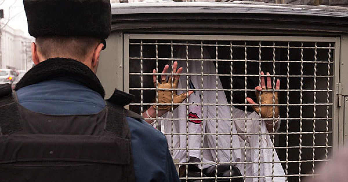 Охорона Кабміну затримала "кровосісю" і передала її працівникам Печерського РУВС. / © Жіночий рух FEMEN