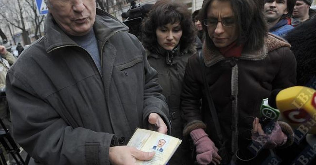 Чоловік, який поскандалив з Ющенком, показує свої документи журналістам. / © Левый берег