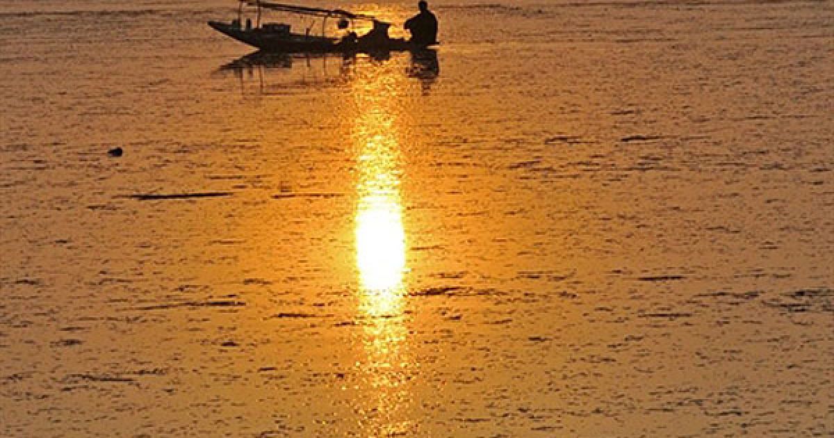 Індія, Срінагар. Кашмірський човняр пливе озером Дав у Срінагарі. / © AFP