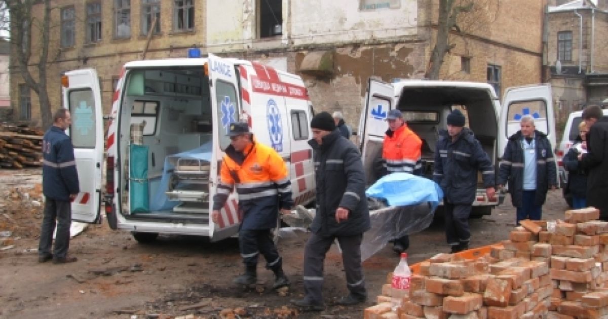 Один з чоловіків загинув одразу на місці трагедії, другий в кареті "швидкої допомоги". Їм було 19 та 23 роки.