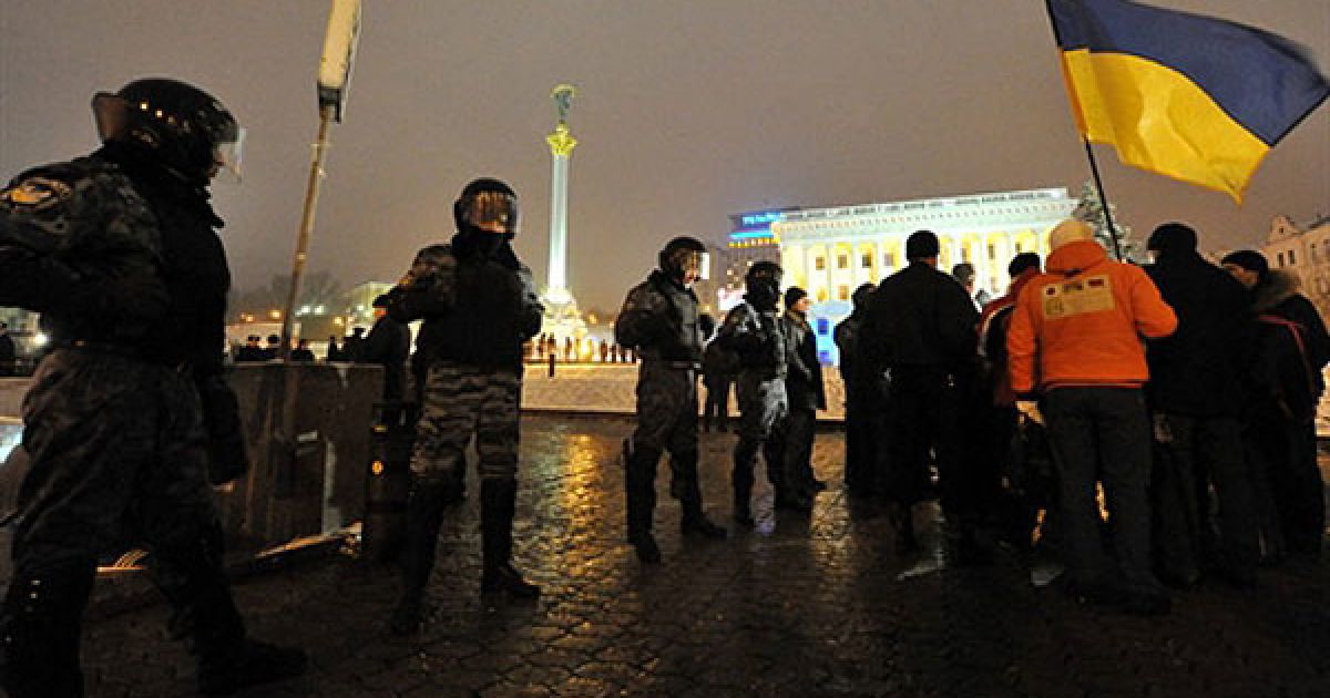 В центрі Києва під наглядом озброєної міліції комунальники знесли наметове містечко підприємців, які протестували проти Податкового кодексу. / © AFP