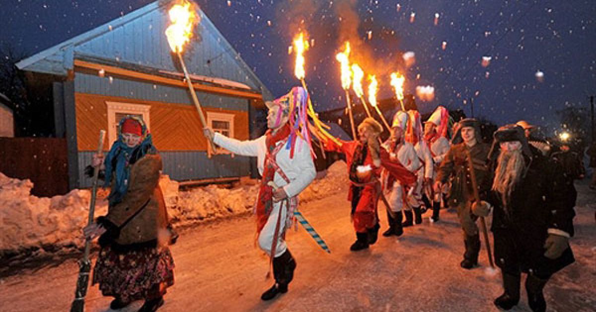 Білорусія, Семежево. Артисти співають різдвяні гімни-"колядки" у селі Семежево під час святкування Нового року за юліанським календарем. / © AFP