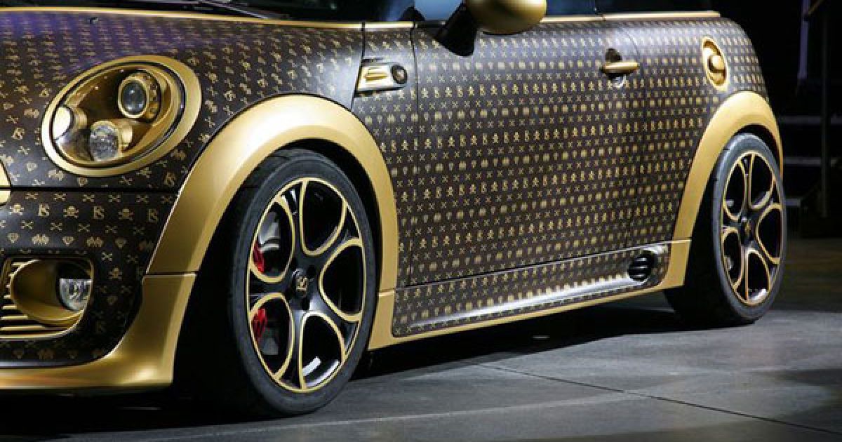 Кузов автомобіля затягнуто спеціальною плівкою, яка імітує темну шкіру із золотими та металевими акцентами у стилі французького будинку моди Louis Vuitton. / © Etoday