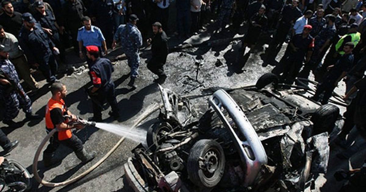 Місто Газа. Палестинський пожежний гасить розбиту машину, яка вибухнула у місті Газа. Досі не знайдено причину вибуху, але вибух було чутно по всьому місту. / © AFP