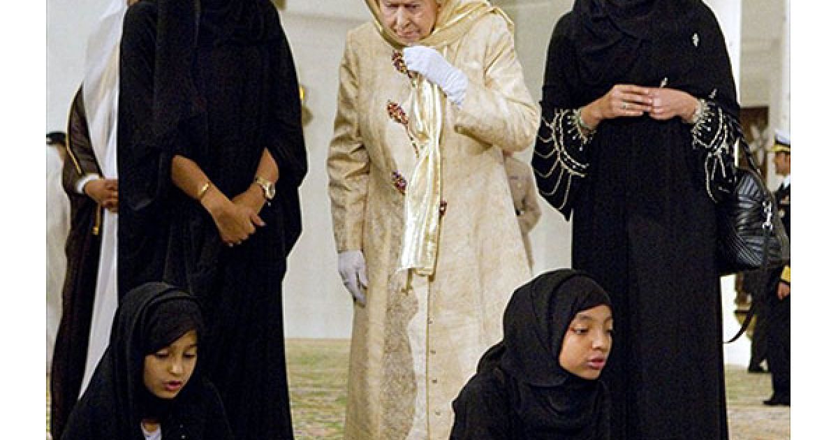 Об'єднані Арабські Емірати, Абу-Дабі. Державний міністр Рим аль-Хашимі та гід з питань культури Фатіма аль-Мельхі стоять поруч із королевою Великобританії Єлизаветою II під час її візиту до Великої Мечеті Шейха Заїда у столиці Еміратів Абу-Дабі. / © AFP