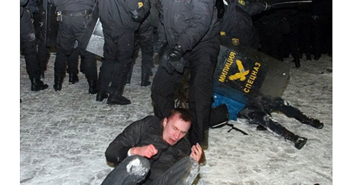 Опозиціонери вийшли на штурм Будинку уряду, виламали двері і відібрали у кількох міліціонерів щити і кийки. Після цього втрутився ОМОН і відтіснив опозицію / © AFP