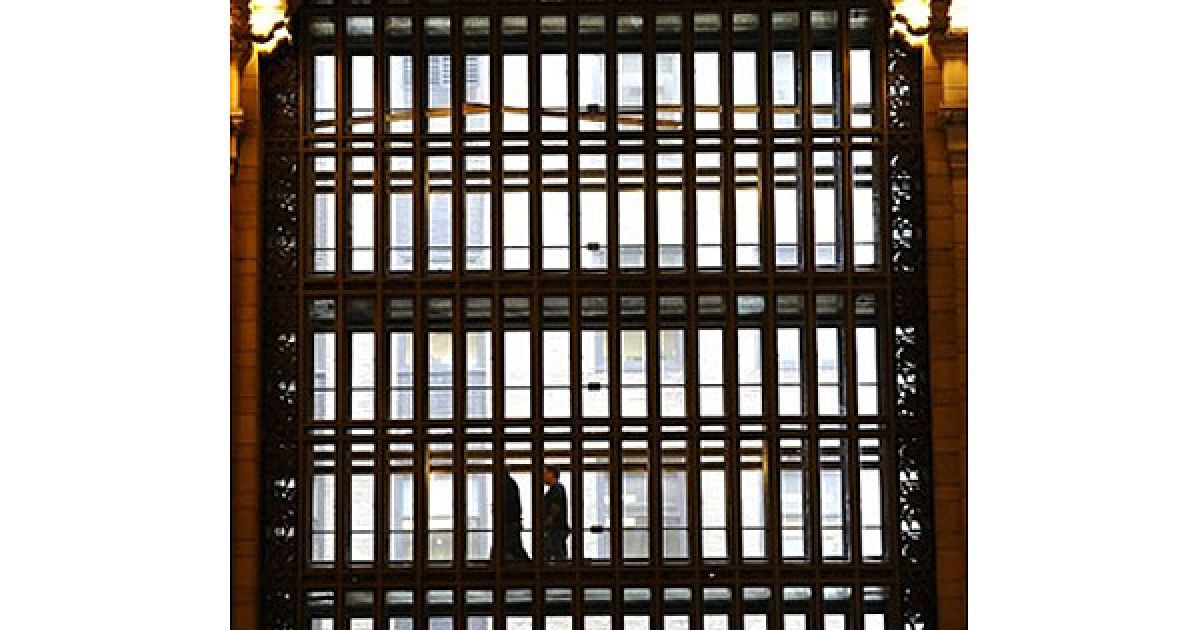 США, Нью-Йорк. Людина проходить повз одне з 75 вікон Центрального вокзалу під час святкового ярмарку в Нью-Йорку. / © AFP