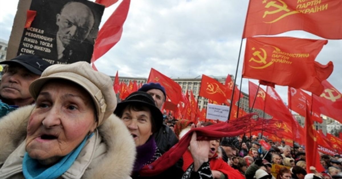 Прихильники Комуністичної партії України на Бессарабській площі Києва, біля пам'ятника Леніну, влаштували мітинг, присвячений дев'яносто третій річниці Жовтневої революції. / © AFP