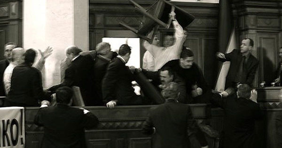 Ввечері у Верховній раді відбулася бійка між депутатами від "БЮТ-Батьківщина" та Партії регіонів. Регіонали pахопили президію парламенту, потім у Раді вимкнули світло, і депутати почали бити один одного стільцями. / © УНІАН