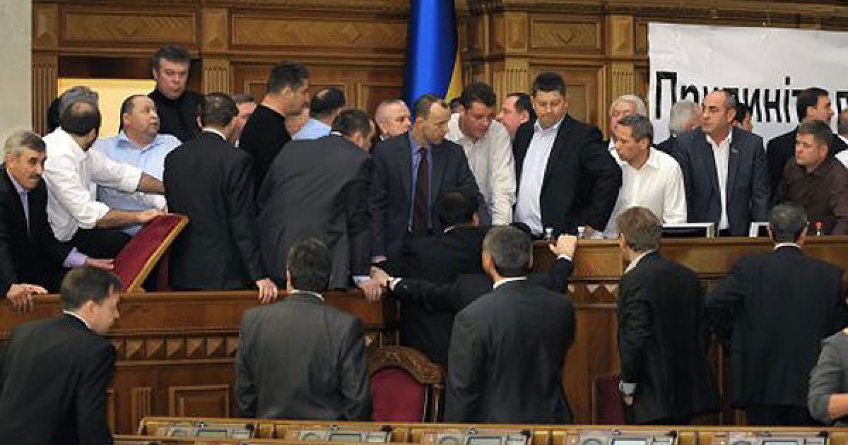 Депутати розвісили по сесійній залі плакати з написами: "Руки геть від Тимошенко!", "Припиніть політичні репресії!". / © УНІАН