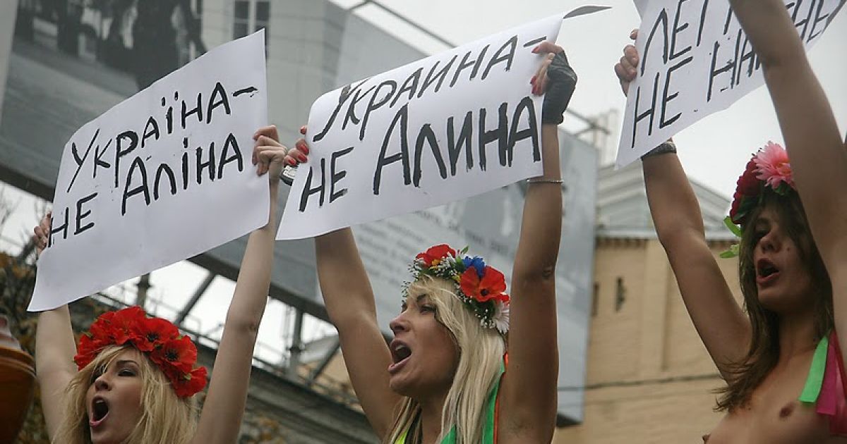 Активістки жіночого руху FEMEN влаштували біля пам&rsquo;ятника Леніну в центрі Києва топлес-акцію "Україна - не Аліна" проти візиту до України прем'єр-міністра Росії Володимира Путіна. / © femen.livejournal.com