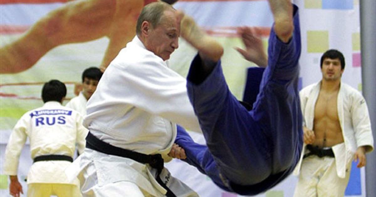 Глава російського уряду вийшов на татамі і провів тренування із членами збірної Росії з дзюдо у Санкт-Петербурзі.