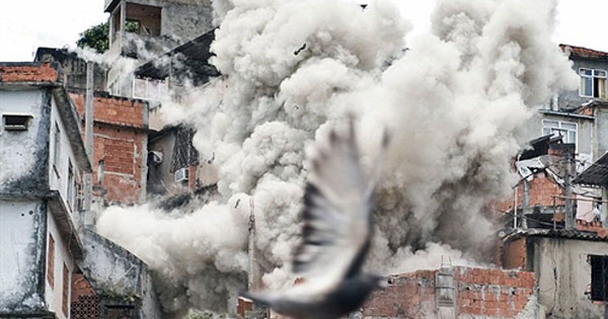 Бразилія, Ріо-де-Жанейро. Працівники спецпідрозділу підривають бункер наркобарона у нетрях Віла Крузейро в Ріо-де-Жанейро. В місті пройшла спільна операція військових і поліції, метою якої було знищити банди, які перетворили деякі райони Ріо-де-Жанейро у зону беззаконня. Операція, безпрецедентна за своїми масштабами, стала важливим кроком у забезпеченні проведення в Ріо Чемпіонату світу з футболу 2014 році та Олімпійських ігор у 2016 році. / © AFP