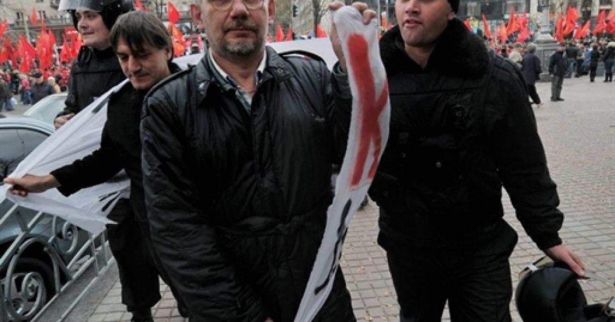 Біля пам'ятника Володимиру Леніну виникла бійка між комуністами і представниками Комітету помаранчевої революції. / © AFP