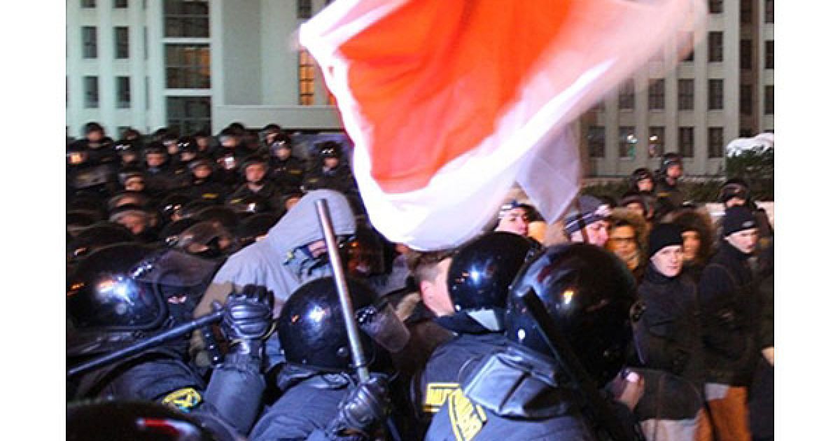 Опозиція прорвала міліцейський кордон і продовжила ходу центральною вулицею Мінська - проспектом Незалежності у бік площі Незалежності, де розташовані парламент, Рада міністрів і Центрвиборчком. / © AFP