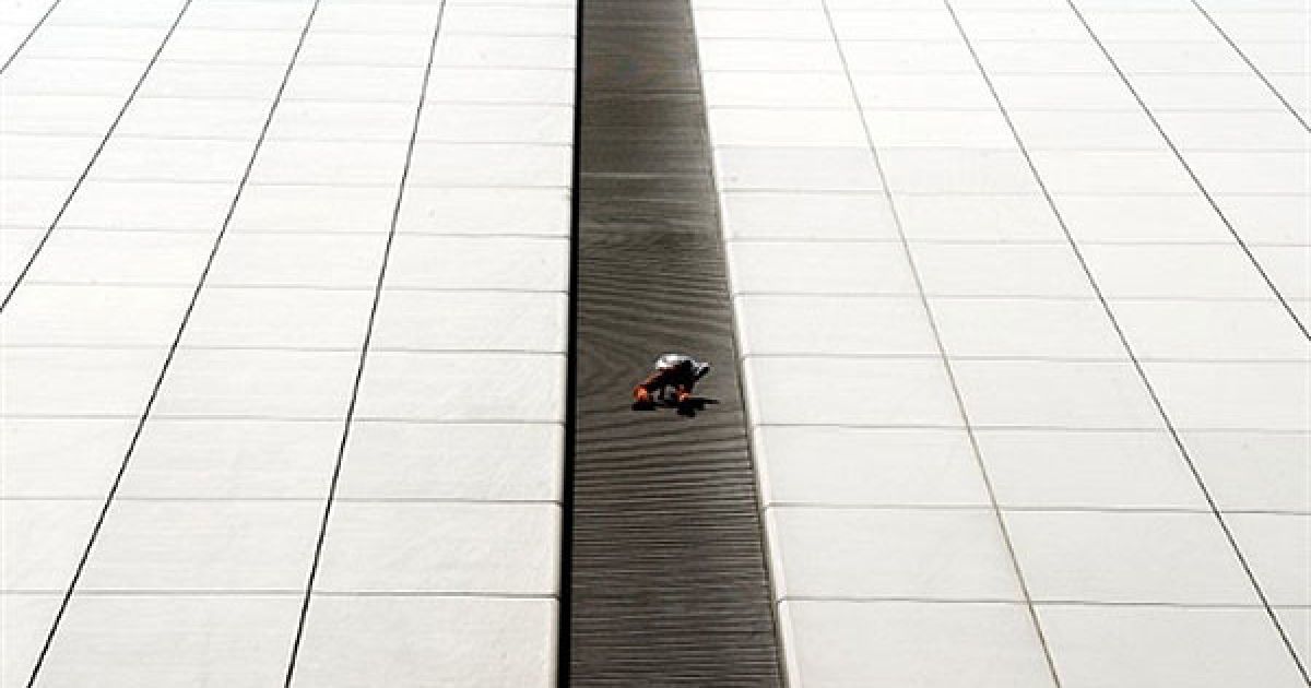 Китай, Гонконг. Французький альпініст Ален Робер, відомий у світі під прізвиськом "Людина-павук", підкорив чергову висоту у майже 150 метрів. Він забрався на дах 27-поверхової штаб-квартири Hang Seng Bank у Гонконгу. / © AFP