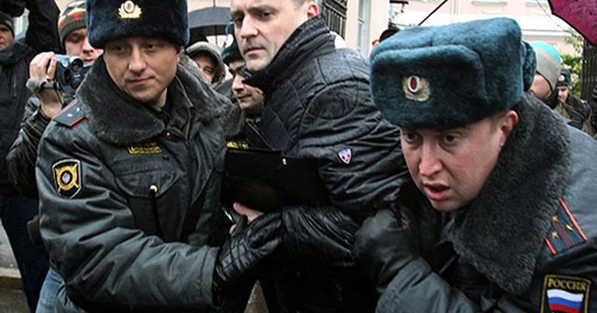 Росія, Москва. Російські міліціонери затримати лідера політичного руху "Лівий фронт" Сергія Удальцова, коли він намагався увійти до будівлі мерії у Москві, щоб взяти участь у церемонії призначення нового мера Москви. Посаду мера Москви обійняв Сергій Собянін, помічник прем&#039;єр-міністра Володимира Путіна. / © AFP