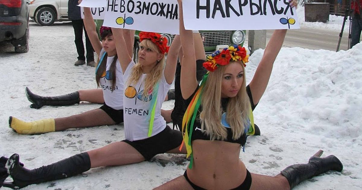 Жіночий рух FEMEN провів у Дніпропетровську акцію "Асфальт накрився!" прооти жахливого стану доріг у місті / © femen.livejournal.com