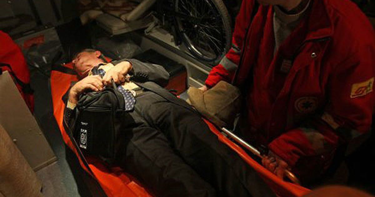 Депутата з фракції &ldquo;БЮТ-Батьківщина&rdquo; Юрія Гнаткевича забрала "швидка" після бійки з депутатами від Партії регіонів. 
Юрія Гнаткевича медики на ношах винесли із зали. / © УНІАН