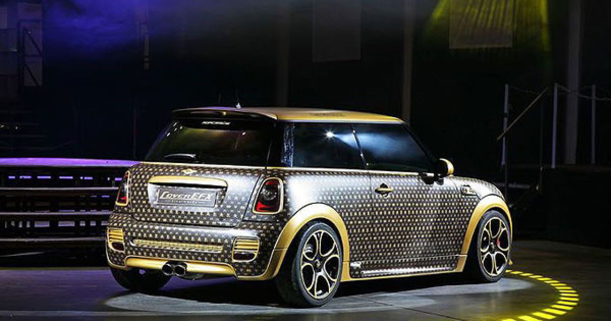 Плівку прикрашено тисячами золотих "Веселих Роджерів", кісток і діамантів, золотом вкрито також і важіль коробки передач. / © Etoday