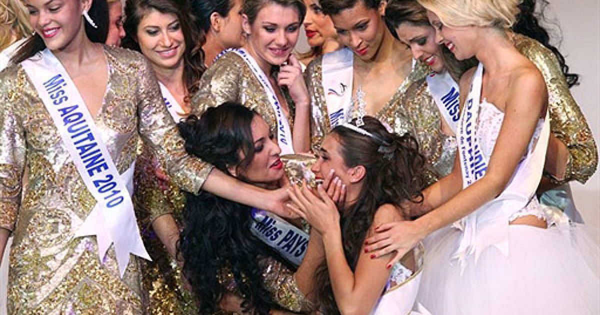 Франція, Париж. Міс Прованс Барбара Морель розчулилась після перемоги у конкурсі краси "Міс Нація 2011", який пройшов у Парижі. / © AFP
