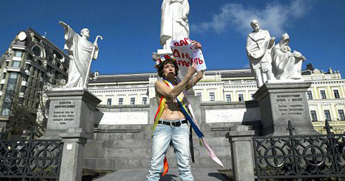 63-річна активістка FEMEN влаштувала топлес-протест проти пенсійної реформи / © УНІАН