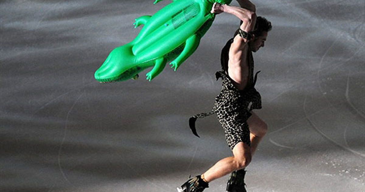 Швейцарія, Берн. Французький фігурист Фабіан Бурза (партнер Наталі Пеша) виступає під час гала-концерту на Чемпіонаті Європи з фігурного катання.