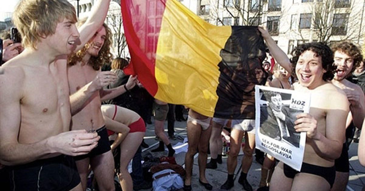 Бельгія, Гент. Напівгола молодь тримає бельгійський прапор під час акції протесту-стриптизу, в якій взяли участь 249 людей. Акцію провели на знак протесту проти довгого формування уряду країни. / © AFP