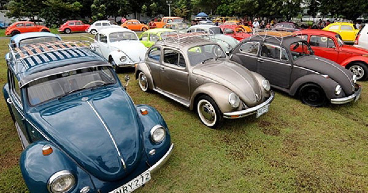 Філіппіни, Маніла. Більше 200 вінтажних автомобілів Volkswagen Beetle були цього року виставлені під час проведення Volkswagen у Манілі. На Філіппінах щороку тисячі прихильників цього автомобіля збираються на святкування. / © AFP