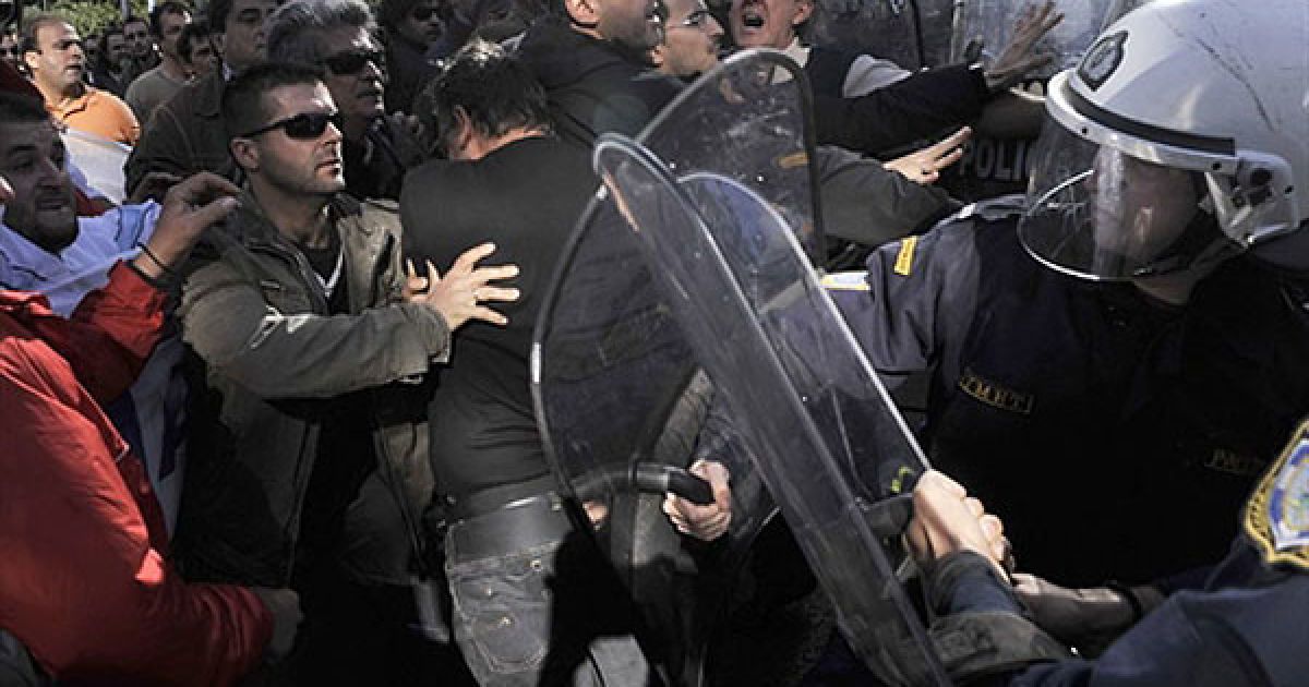 Греція, Афіни. В Афінах між поліцейськими та муніципальними збирачами сміття, які вийшли на страйк, відбулись сутички. Поліція намагалась завадити мітингувальникам прорватися до Міністерства внутрішніх справ у Афінах. Сміттярі вийшли на новий 48-годинний страйк із вимогами підвищення зарплати і гарантування зайнятості. / © AFP