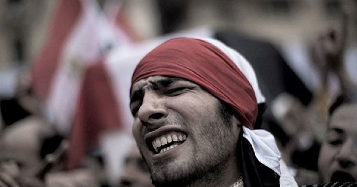 Єгипет, Каїр. Єгипетський антиурядовий демонстрант бере участь приймає у поминальній ході після похорону журналіста Ахмеда Мухаммеда Махмуда, убитого під час зіткнень прихильників уряду і антиурядових демонстрантів на площі Тахрір у центрі Каїра. / © AFP