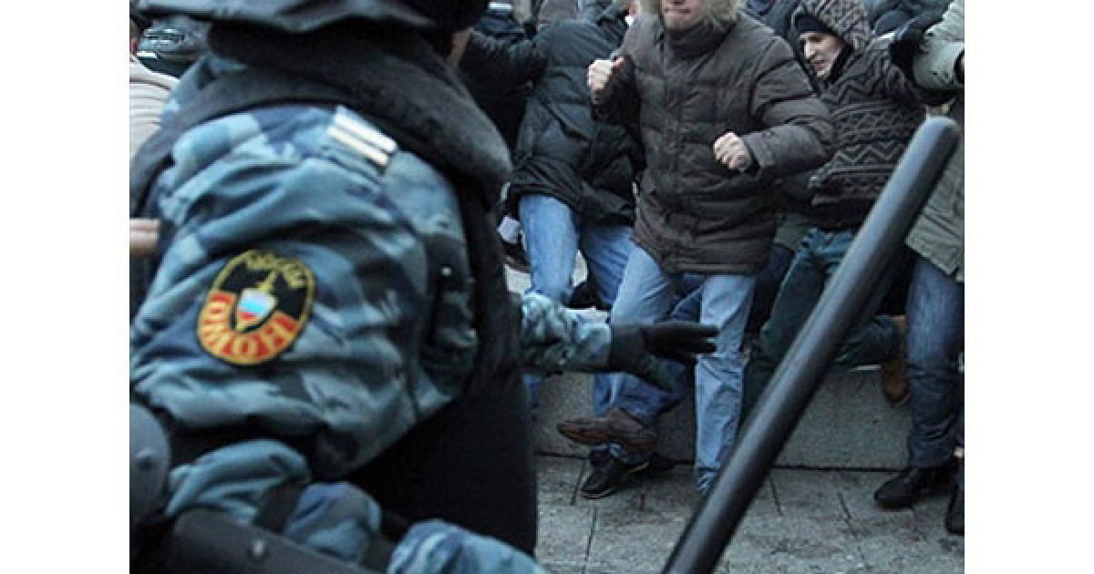 На Манежній площі в центрі Москви футбольні фанати влаштували масову бійку з співробітниками міліції. / © AFP