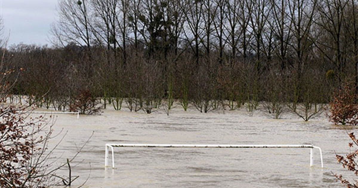 Затоплене футбольне поле у Орина-Сент-Бенуа / © AFP