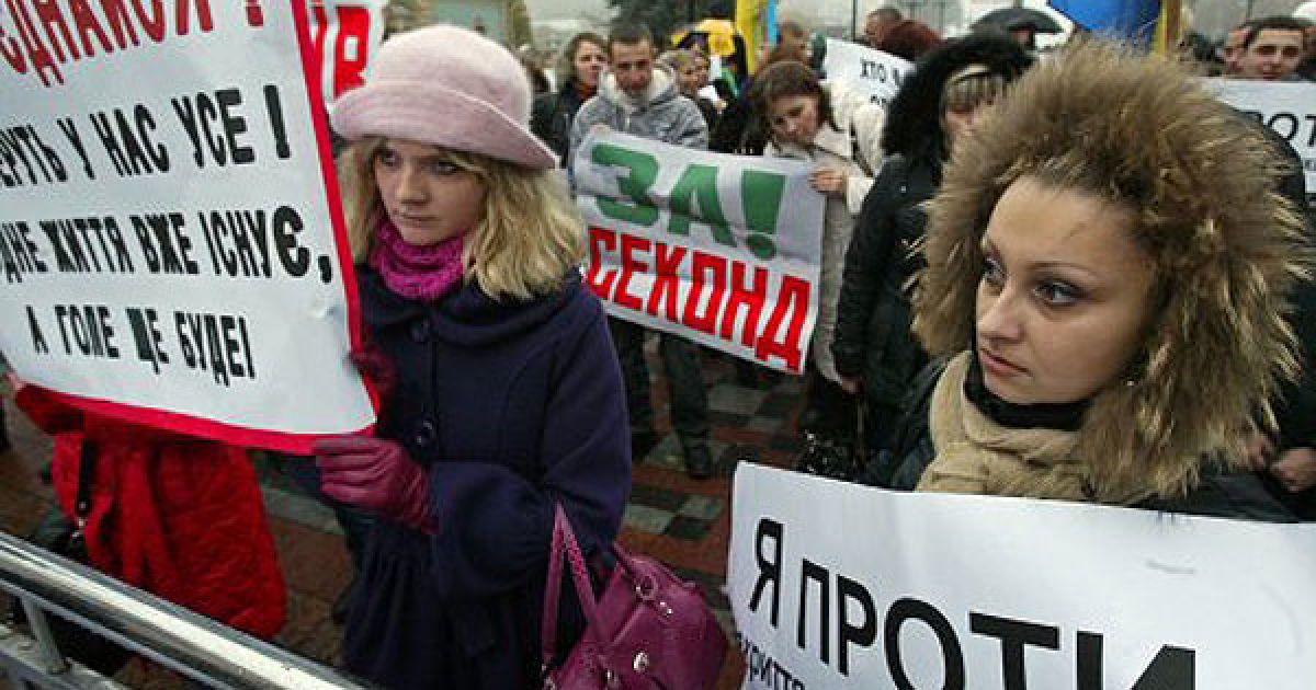 Близько 3 тисяч людей прийшли до будівлі Верховної ради з акцією протесту проти заборони секонд-хенду в Україні. / © УНІАН