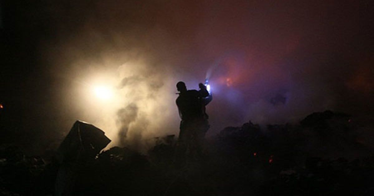 Джабалія. Палестинські пожежні гасять пожежу, яка спалахнула у медичній установі після ізраїльського повітряного удару в Джабалії, північна частина Сектора Гази. / © AFP