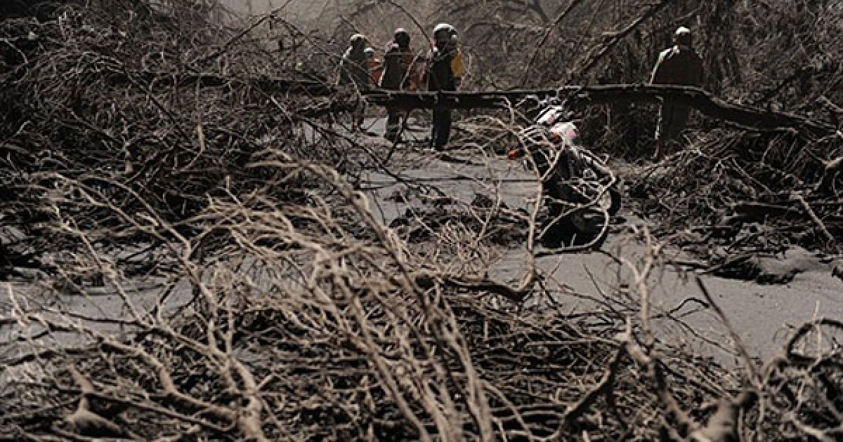 В Індонезії поблизу міста Чеморо Лаванг на сході острова Ява почалось виверження вулкана Бромо. / © AFP