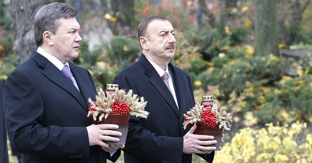Президенти поставили горщики зі свічками до пам&rsquo;ятного знаку Меморіалу пам&rsquo;яті жертв Голодоморів. / © President.gov.ua
