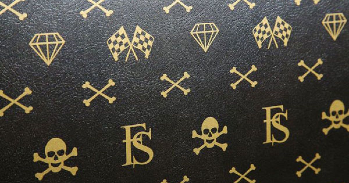 Кузов автомобіля затягнуто спеціальною плівкою, яка імітує темну шкіру із золотими та металевими акцентами у стилі французького будинку моди Louis Vuitton. / © Etoday