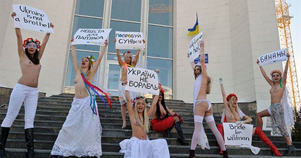 Активістки жіночого руху FEMEN провели у Києві перед будівлею центрального РАГСу України топлес-акцію протесту "Наречені для папуаса". / © AFP