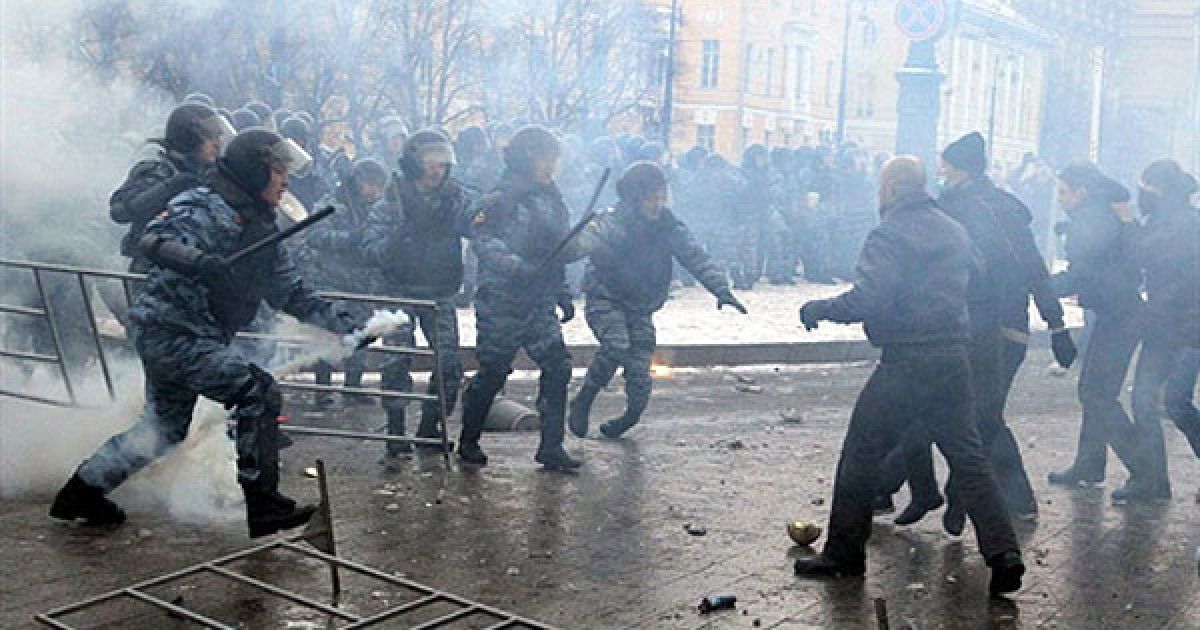 Зранку близько 1000 фанатів рушили по проспекту від будівлі Головінський прокуратури, розташованої поруч з метро "Аеропорт". / © AFP