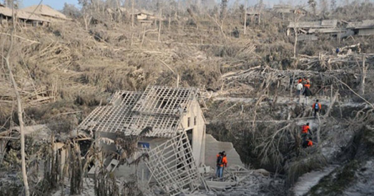 Викинутий Мерапі попіл вкрив місто сантиметровим сірим шаром. / © AFP