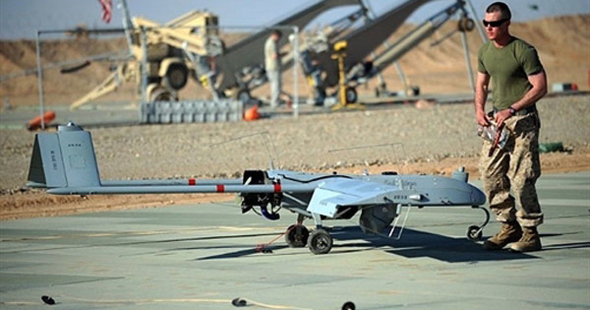 Афганістан. Морський піхотинець США перевіряє безпілотний літальний апарат (БПЛА) на базі транспортної ескадрильї у таборі Дуайер. / © AFP